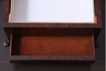 アンティーク雑貨　アメリカビンテージ　鳥眼杢　鹿角の意匠が目を引く脚付きシガーケース(ヒュミドール、葉巻入れ)