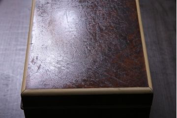 アンティーク雑貨　アメリカビンテージ　鳥眼杢　鹿角の意匠が目を引く脚付きシガーケース(ヒュミドール、葉巻入れ)
