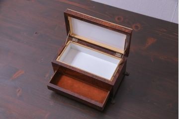 アンティーク雑貨　アメリカビンテージ　鳥眼杢　鹿角の意匠が目を引く脚付きシガーケース(ヒュミドール、葉巻入れ)