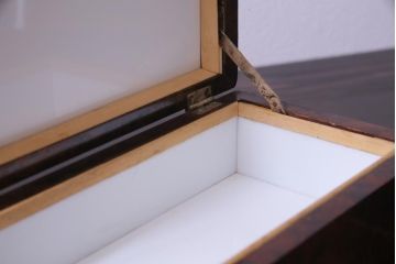 アンティーク雑貨　アメリカビンテージ　鳥眼杢　鹿角の意匠が目を引く脚付きシガーケース(ヒュミドール、葉巻入れ)