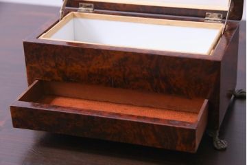 アンティーク雑貨　アメリカビンテージ　鳥眼杢　鹿角の意匠が目を引く脚付きシガーケース(ヒュミドール、葉巻入れ)