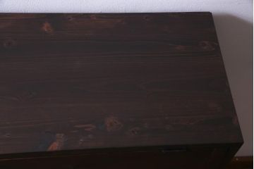 リメイク家具　松材　パタパタ扉　アイアンの質感がお洒落な雰囲気与える収納棚(4段タイプ)(鉄脚、下駄箱、戸棚)