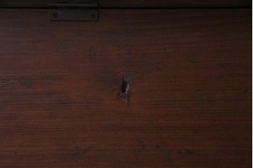 リメイク家具　松材　パタパタ扉　アイアンの質感がお洒落な雰囲気与える収納棚(4段タイプ)(鉄脚、下駄箱、戸棚)