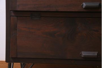 リメイク家具　松材　パタパタ扉　アイアンの質感がお洒落な雰囲気与える収納棚(4段タイプ)(鉄脚、下駄箱、戸棚)