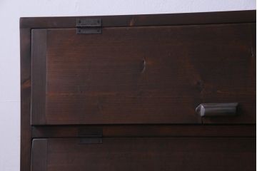 リメイク家具　前面松材　古材の風合いが味わい深いパタパタ扉の脚付き収納棚(4段タイプ)(戸棚、下駄箱)