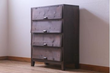 リメイク家具　前面松材　古材の風合いが味わい深いパタパタ扉の脚付き収納棚(4段タイプ)(戸棚、下駄箱)