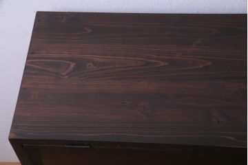 リメイク家具　前面松材　古材の風合いが味わい深いパタパタ扉の脚付き収納棚(4段タイプ)(戸棚、下駄箱)