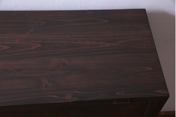 リメイク家具　前面松材　古材の風合いが味わい深いパタパタ扉の脚付き収納棚(4段タイプ)(戸棚、下駄箱)