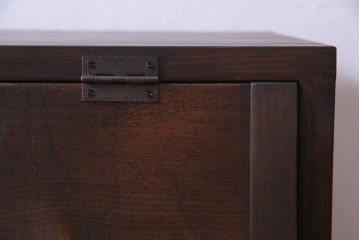 リメイク家具　前面松材　古材の風合いが味わい深いパタパタ扉の脚付き収納棚(4段タイプ)(戸棚、下駄箱)