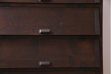 リメイク家具　前面松材　古材の風合いが味わい深いパタパタ扉の脚付き収納棚(4段タイプ)(戸棚、下駄箱)