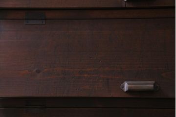 リメイク家具　前面松材　古材の風合いが味わい深いパタパタ扉の脚付き収納棚(4段タイプ)(戸棚、下駄箱)