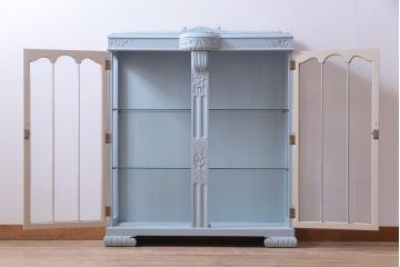 イギリスアンティーク　ペイント家具　淡いカラーがロマンチックなかわいらしいキャビネット(飾り棚、収納棚)