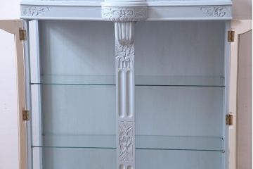 イギリスアンティーク　ペイント家具　淡いカラーがロマンチックなかわいらしいキャビネット(飾り棚、収納棚)