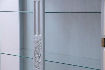 イギリスアンティーク　ペイント家具　淡いカラーがロマンチックなかわいらしいキャビネット(飾り棚、収納棚)