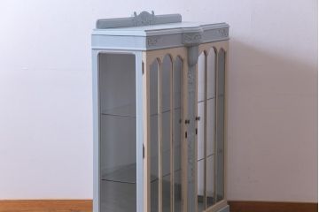 イギリスアンティーク　ペイント家具　淡いカラーがロマンチックなかわいらしいキャビネット(飾り棚、収納棚)