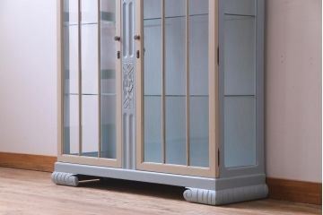 イギリスアンティーク　ペイント家具　淡いカラーがロマンチックなかわいらしいキャビネット(飾り棚、収納棚)