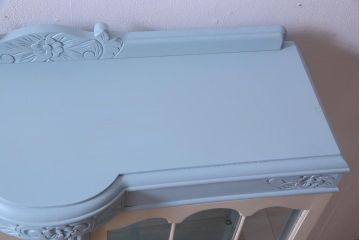イギリスアンティーク　ペイント家具　淡いカラーがロマンチックなかわいらしいキャビネット(飾り棚、収納棚)