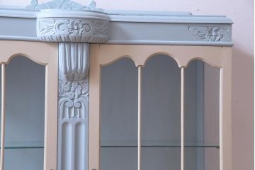 イギリスアンティーク　ペイント家具　淡いカラーがロマンチックなかわいらしいキャビネット(飾り棚、収納棚)