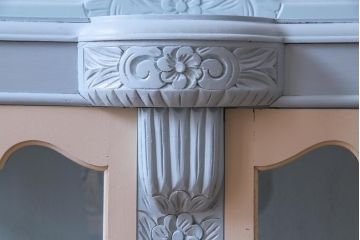 イギリスアンティーク　ペイント家具　淡いカラーがロマンチックなかわいらしいキャビネット(飾り棚、収納棚)