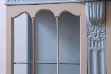 イギリスアンティーク　ペイント家具　淡いカラーがロマンチックなかわいらしいキャビネット(飾り棚、収納棚)