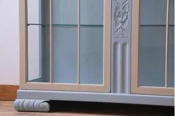 イギリスアンティーク　ペイント家具　淡いカラーがロマンチックなかわいらしいキャビネット(飾り棚、収納棚)