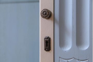 イギリスアンティーク　ペイント家具　淡いカラーがロマンチックなかわいらしいキャビネット(飾り棚、収納棚)