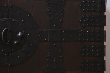 アンティーク家具　和製アンティーク　観音開き戸　和の雰囲気を盛り上げる当店リメイクの脚付き箪笥ローボード(テレビボード)