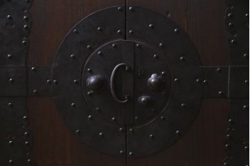 アンティーク家具　和製アンティーク　観音開き戸　和の雰囲気を盛り上げる当店リメイクの脚付き箪笥ローボード(テレビボード)