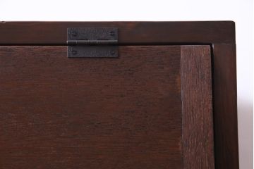 アンティーク家具　リメイク品　明治期　古材が味わい深いパタパタ扉の脚付き収納棚(戸棚、下駄箱、キャビネット)