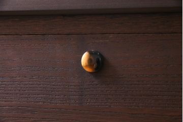 アンティーク家具　和製アンティーク　昭和期　深みのある木色が味わい深い脚付箪笥ローボード(ローチェスト、引き出し、時代箪笥)