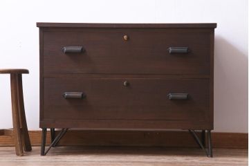 レトロ家具　和製アンティーク　昭和期　シンプルなデザインが使いやすいレトロな脚付箪笥ローボード(ローチェスト、引き出し、時代箪笥)