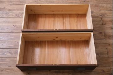 レトロ家具　和製アンティーク　昭和期　シンプルなデザインが使いやすいレトロな脚付箪笥ローボード(ローチェスト、引き出し、時代箪笥)