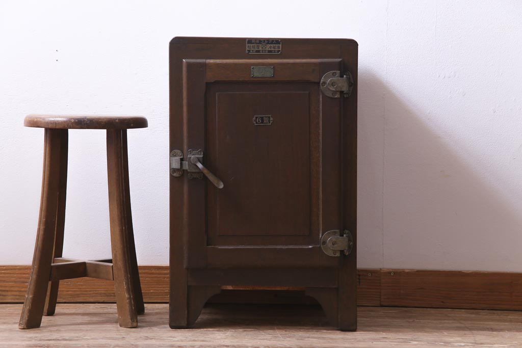 レトロ家具　和製アンティーク　レトロな雰囲気満点の木製冷蔵庫(収納棚、ディスプレイ)