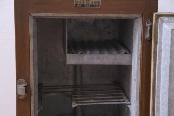 レトロ家具　和製アンティーク　レトロな雰囲気満点の木製冷蔵庫(収納棚、ディスプレイ)