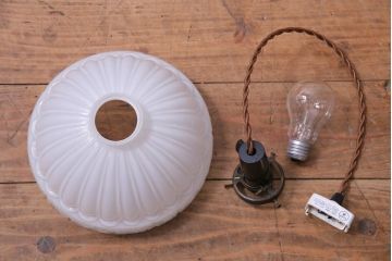和製アンティーク　陽刻ガラス　幾何学的なデザインのペンダントライト(電笠、天井照明、吊り下げ照明)
