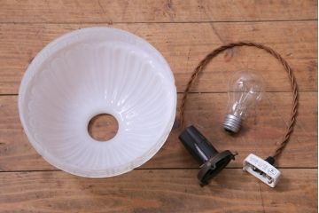 和製アンティーク　陽刻ガラス　幾何学的なデザインのペンダントライト(電笠、天井照明、吊り下げ照明)