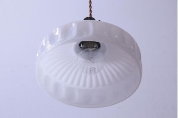 戦前　レトロ　へこんだデザインが個性的なペンダントライト(電笠、天井照明、吊り下げ照明)