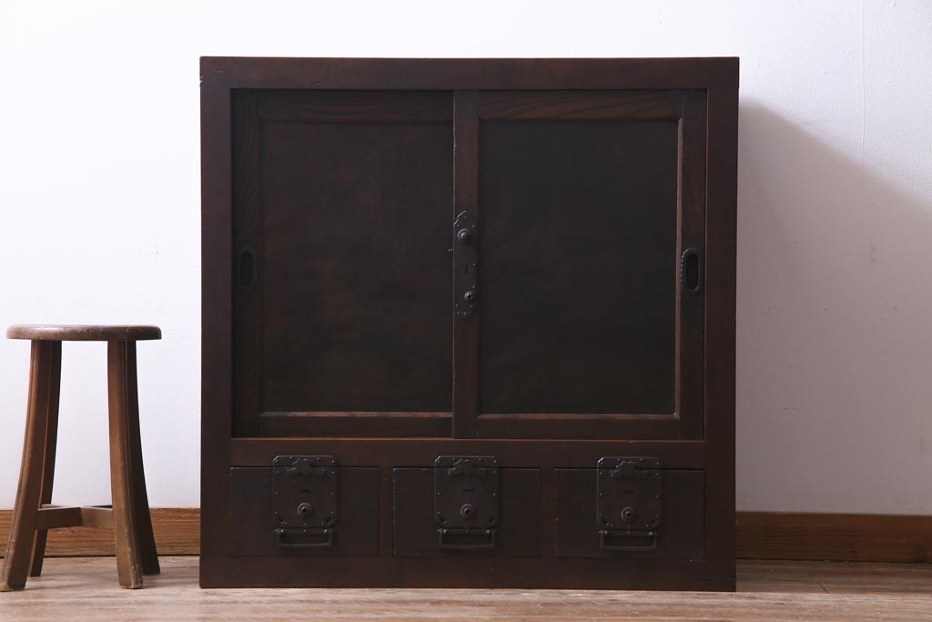 アンティーク家具　和製アンティーク　前面欅材　極太の框と珍しい金具が重厚感漂う二本松帳場箪笥(収納棚、戸棚、時代箪笥、二本松箪笥)