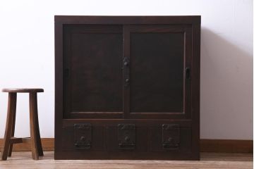 アンティーク家具　和製アンティーク　前面欅材　極太の框と珍しい金具が重厚感漂う二本松帳場箪笥(収納棚、戸棚、時代箪笥、二本松箪笥)