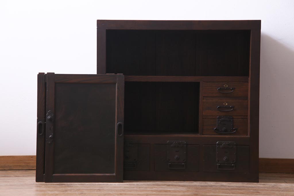 アンティーク家具　和製アンティーク　前面欅材　極太の框と珍しい金具が重厚感漂う二本松帳場箪笥(収納棚、戸棚、時代箪笥、二本松箪笥)