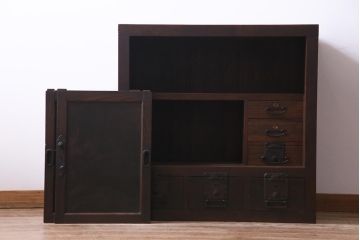 アンティーク家具　和製アンティーク　前面欅材　極太の框と珍しい金具が重厚感漂う二本松帳場箪笥(収納棚、戸棚、時代箪笥、二本松箪笥)