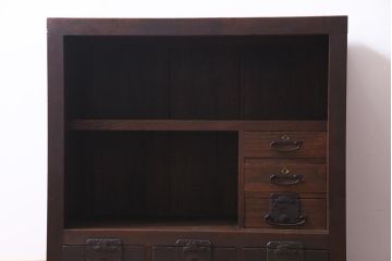 アンティーク家具　和製アンティーク　前面欅材　極太の框と珍しい金具が重厚感漂う二本松帳場箪笥(収納棚、戸棚、時代箪笥、二本松箪笥)