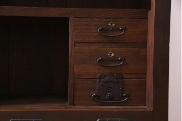 アンティーク家具　和製アンティーク　前面欅材　極太の框と珍しい金具が重厚感漂う二本松帳場箪笥(収納棚、戸棚、時代箪笥、二本松箪笥)