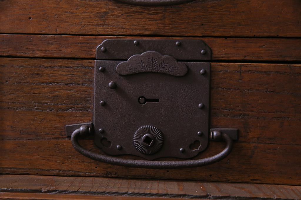 アンティーク家具　和製アンティーク　前面欅材　極太の框と珍しい金具が重厚感漂う二本松帳場箪笥(収納棚、戸棚、時代箪笥、二本松箪笥)