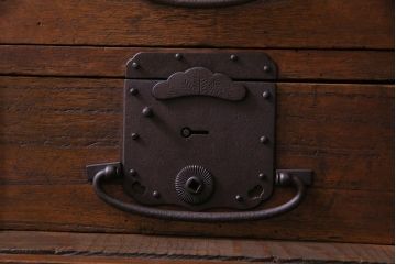 アンティーク家具　和製アンティーク　前面欅材　極太の框と珍しい金具が重厚感漂う二本松帳場箪笥(収納棚、戸棚、時代箪笥、二本松箪笥)