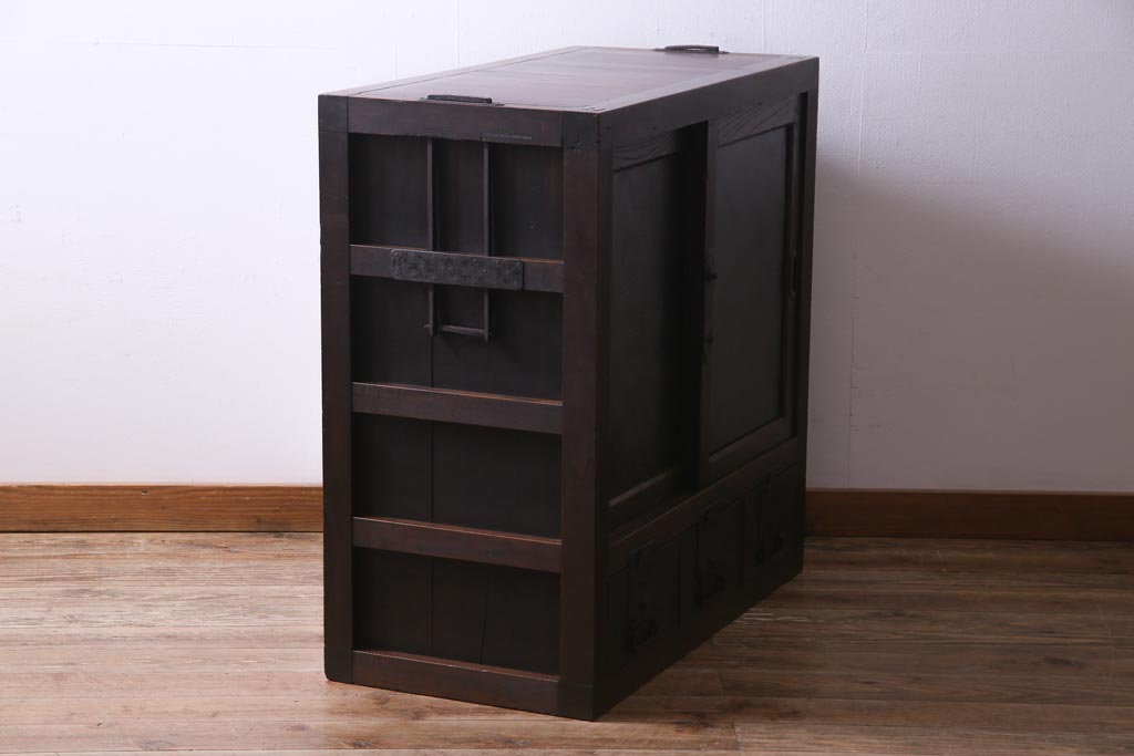 アンティーク家具　和製アンティーク　前面欅材　極太の框と珍しい金具が重厚感漂う二本松帳場箪笥(収納棚、戸棚、時代箪笥、二本松箪笥)