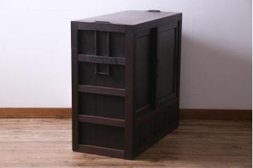 アンティーク家具　和製アンティーク　前面欅材　極太の框と珍しい金具が重厚感漂う二本松帳場箪笥(収納棚、戸棚、時代箪笥、二本松箪笥)