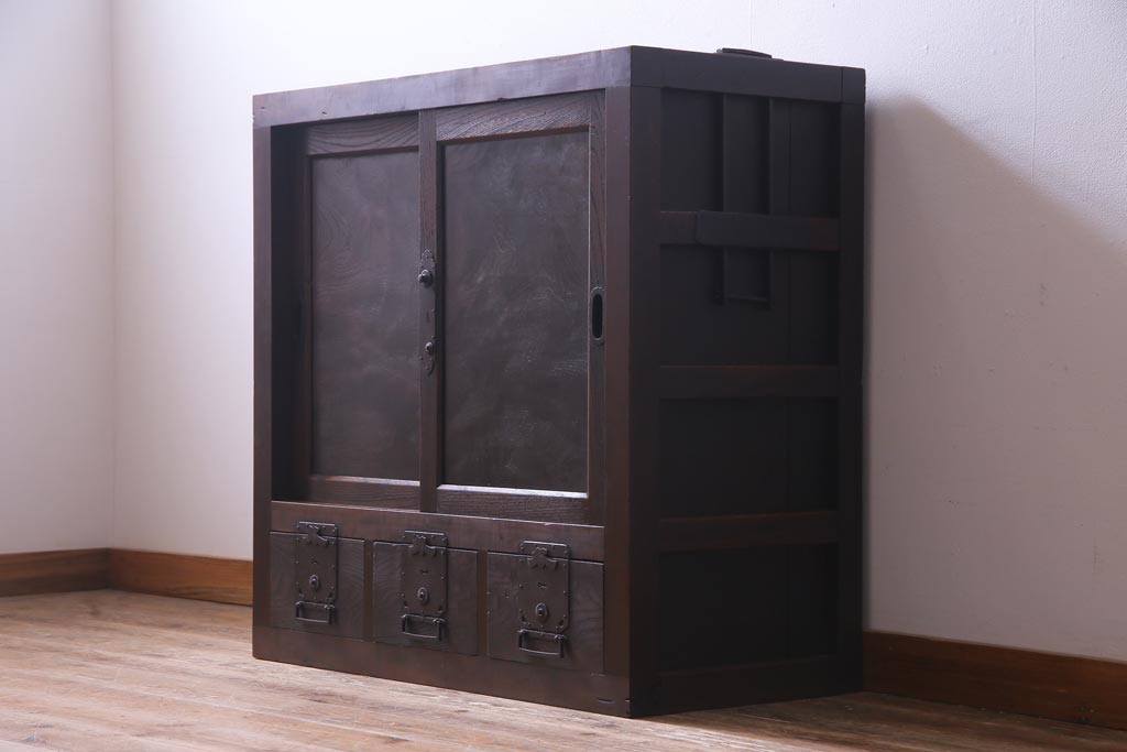 アンティーク家具　和製アンティーク　前面欅材　極太の框と珍しい金具が重厚感漂う二本松帳場箪笥(収納棚、戸棚、時代箪笥、二本松箪笥)