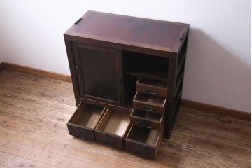 アンティーク家具　和製アンティーク　前面欅材　極太の框と珍しい金具が重厚感漂う二本松帳場箪笥(収納棚、戸棚、時代箪笥、二本松箪笥)