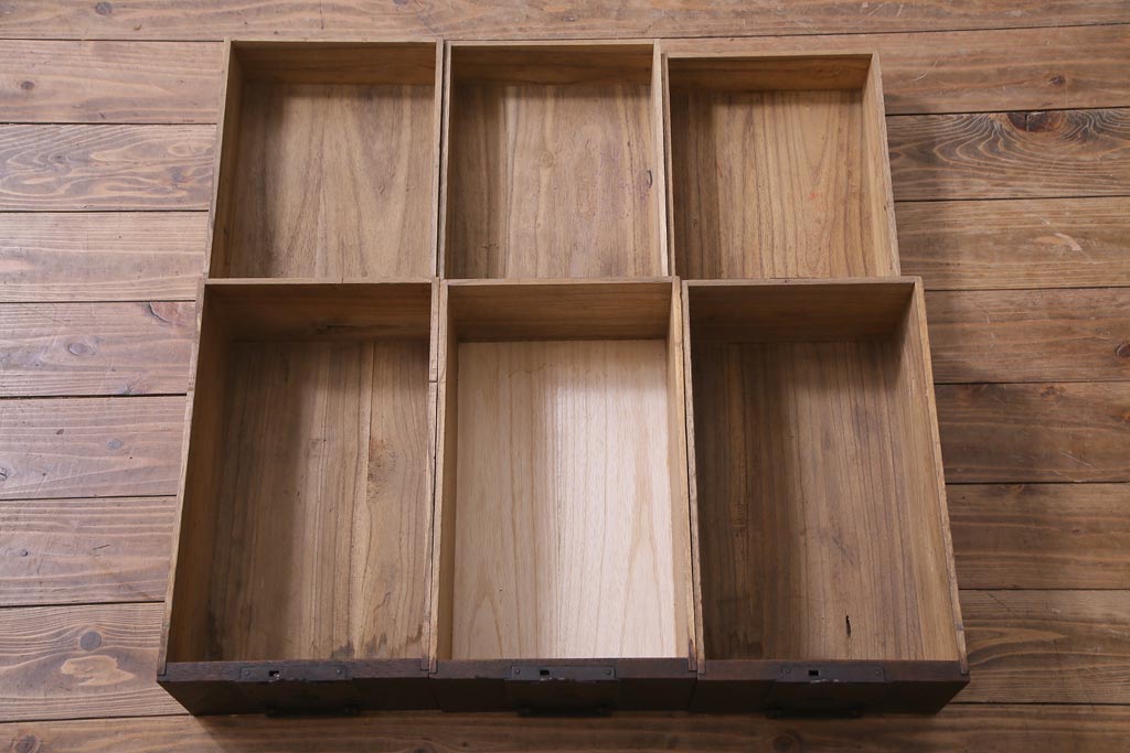 アンティーク家具　和製アンティーク　前面欅材　極太の框と珍しい金具が重厚感漂う二本松帳場箪笥(収納棚、戸棚、時代箪笥、二本松箪笥)